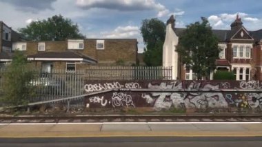 Londra şehir merkezi hareket halindeki tren penceresinden, 4k İngiltere, Birleşik Krallık 22.06.2022