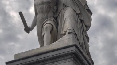 Saray Köprüsü 'ndeki heykeller. Schlossbrucke Berlin Almanya. 4k sinema.