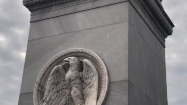 Saray Köprüsü 'ndeki heykeller. Schlossbrucke Berlin Almanya. 4k sinema.