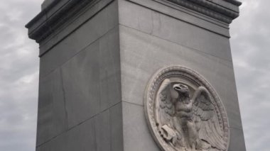 Saray Köprüsü 'ndeki heykeller. Schlossbrucke Berlin Almanya. 4k sinema. 