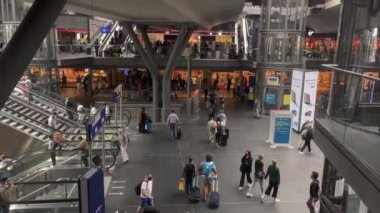 Berlin merkez tren istasyonu çalışanları, Almanya, 29.07.2022 S-Bahn, U-Bahn