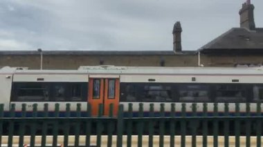 Londra şehir merkezi hareket halindeki tren penceresinden, 4k İngiltere, Birleşik Krallık 22.06.2022