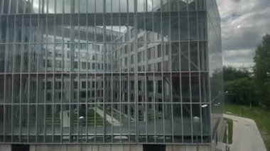 Londra şehir merkezi hareket halindeki tren penceresinden, 4k İngiltere, Birleşik Krallık 22.06.2022