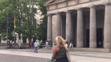 Berlin Neue Wache Memorial 'ın dış görünüşü 4k sinematik, Almanya 29.07.2022