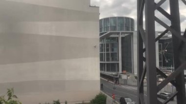 Londra şehir merkezi hareket halindeki tren penceresinden, 4k İngiltere, Birleşik Krallık 22.06.2022
