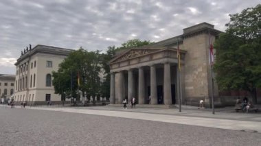 Berlin Neue Wache Memorial 'ın dış görünüşü 4k sinematik, Almanya 29.07.2022