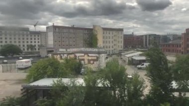 Londra şehir merkezi hareket halindeki tren penceresinden, 4k İngiltere, Birleşik Krallık 22.06.2022