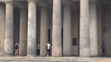 Berlin Neue Wache Memorial 'ın dış görünüşü 4k sinematik, Almanya 29.07.2022