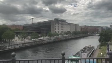 Londra şehir merkezi hareket halindeki tren penceresinden, 4k İngiltere, Birleşik Krallık 22.06.2022