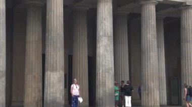 Berlin Neue Wache Memorial 'ın dış görünüşü 4k sinematik, Almanya 29.07.2022