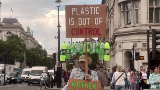 1人の男プラスチック使用に対する生態学的抗議 ロンドン ウェストミンスターUk 2022 — ストック動画