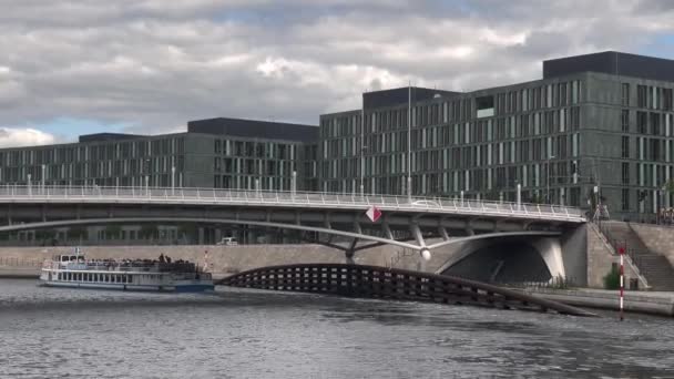 Mit Schiff Reichstag Rhein Brücken Und Hauptbahnhof Durch Die Berliner — Stockvideo