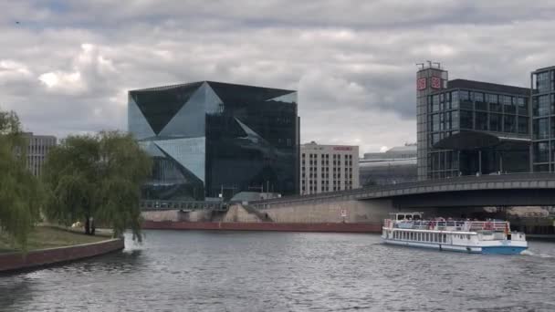 3Xn Cube Berlin Building Street View Cinematic Alemanha 2022 — Vídeo de Stock