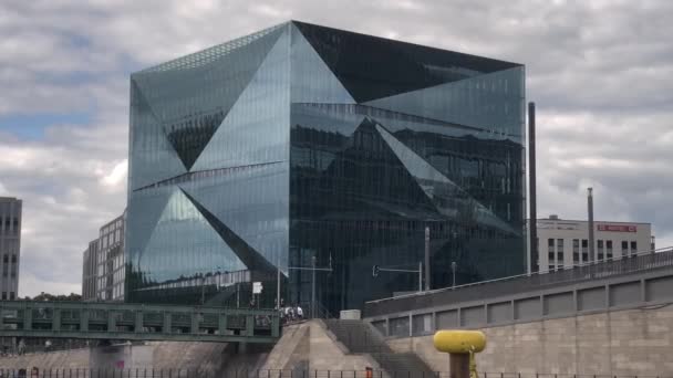 3Xn Cube Berlin Building Street View Cinematic Alemanha 2022 — Vídeo de Stock