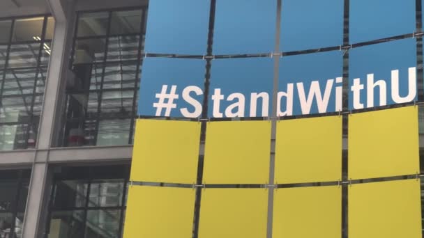 Stand Dengan Ukraina Tanda Stasiun Pusat Berlin Jerman — Stok Video