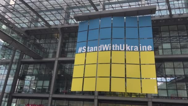 Stå Med Ukrainas Skylt Vid Berlins Centralstation Tyskland — Stockvideo