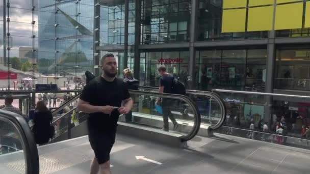 Ställ Dig Med Ukrainas Skylt Vid Berlins Centralstation Tyskland 2022 — Stockvideo