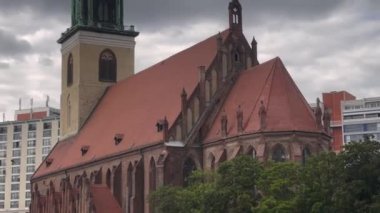 St. Mary Kilisesi, Alexanderplatz, Berlin, şehir sokak manzarası, 4k sineması, Almanya