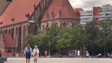 St. Mary Kilisesi, Alexanderplatz, Berlin, şehir manzarası, 4k sineması, Almanya 09.08.2022