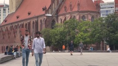 St. Mary Kilisesi, Alexanderplatz, Berlin, şehir manzarası, 4k sineması, Almanya 09.08.2022 