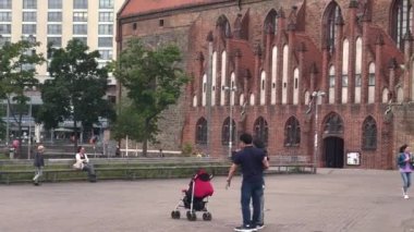 St. Mary Kilisesi, Alexanderplatz, Berlin, şehir manzarası, 4k sineması, Almanya 09.08.2022 