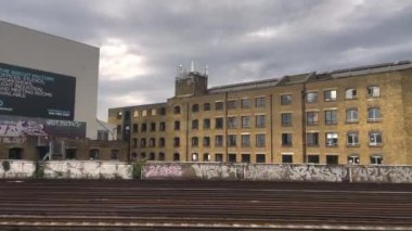 Londra şehir merkezi hareket halindeki tren penceresinden, 4k İngiltere, Birleşik Krallık 22.06.2022