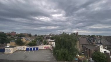 Londra şehir merkezi hareket halindeki tren penceresinden, 4k İngiltere, Birleşik Krallık 22.06.2022