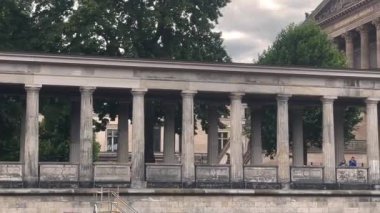 Londra şehir merkezi hareket halindeki tren penceresinden, 4k İngiltere, Birleşik Krallık 22.06.2022