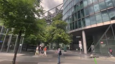 Londra şehir merkezi hareket halindeki tren penceresinden, 4k İngiltere, Birleşik Krallık 22.06.2022
