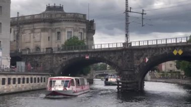 Berlin 'in merkezini gemiyle geçmek, Reichstag, Ren nehri, köprüler ve merkez tren istasyonu - 10.06.2022