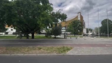 Londra şehir merkezi hareket halindeki tren penceresinden, 4k İngiltere, Birleşik Krallık 22.06.2022