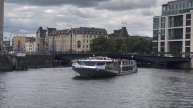 Berlin 'in merkezini gemiyle geçmek, Reichstag, Ren nehri, köprüler ve merkez tren istasyonu - 10.06.2022 