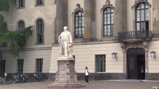 Berlin Humboldt University Exterior Tourists Cinematic Germany 2022 — Vídeo de stock