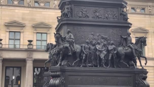 Berlin Equestrian Statue Frederick Great Panoramic Hyperlapse Timelapse Germany 2022 — Stockvideo
