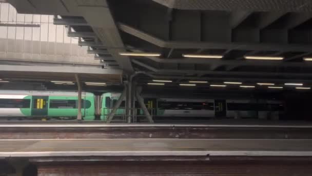 London City Center View Moving Train Window England Великобритания 2022 — стоковое видео