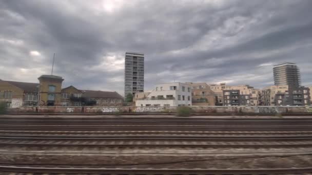 Blick Auf Die Londoner Innenstadt Aus Dem Fahrenden Zugfenster England — Stockvideo