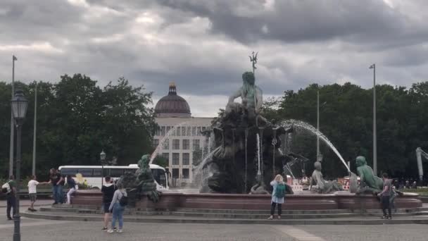 Berlin Alexanderplatz Neptune Statue Fountain Germany 2022 — Stockvideo