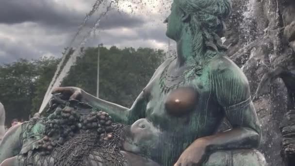Berlin Alexanderplatz Neptune Statue Fountain Germany — 비디오