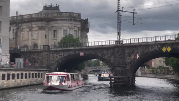 Utazás Berlin Központjában Hajóval Reichstag Rajna Folyó Hidak Központi Vasútállomás — Stock videók