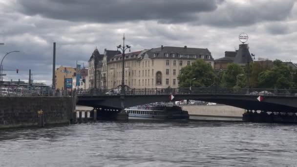 乘坐小船 帝国号 莱茵河 桥梁和中央火车站穿越柏林中部 2022年6月10日 — 图库视频影像