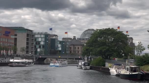 Cestování Centrálním Berlíně Lodi Říšském Sněmu Řece Rýně Mostech Centrálním — Stock video