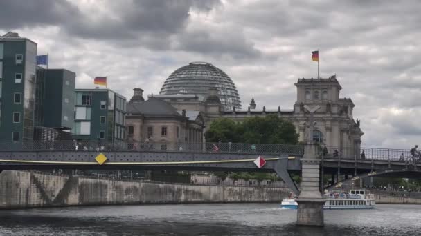 Berlin Merkezini Gemiyle Geçmek Reichstag Ren Nehri Köprüler Merkez Tren — Stok video