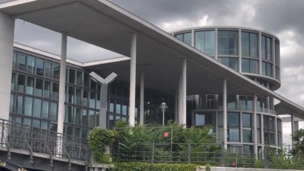 Utazás Berlin Központjában Hajóval Reichstag Rajna Folyó Hidak Központi Vasútállomás — Stock videók
