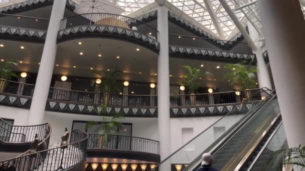 Quartier 206 Mall Spiral Staircase Interior Berlin Germany 2022 — Stockvideo