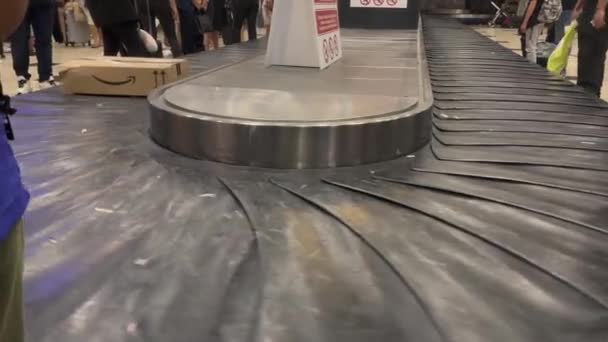 Amazon Package Box Arriving Flight Terminal Moving Carousel Gets Collected — 비디오
