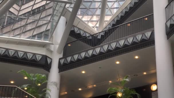 Quartier 206 Mall Spiral Staircase Interior Berlin Germany 2022 — Vídeo de Stock