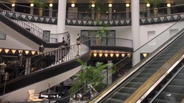 德国柏林市中心购物中心螺旋式楼梯内的Quartier 206 — 图库视频影像
