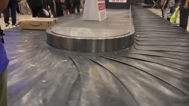 Amazon Package Box Arriving Flight Terminal Moving Carousel Gets Collected — Stockvideo