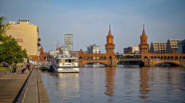 Oberbaum Köprüsü, Berlin, zaman aşımı hiperhız panoramik, Almanya 22,05,2022