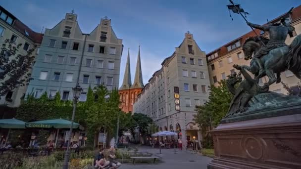德国柏林Nikolai Quarter雕像和教堂 全景坍塌时间 2022年5月22日 — 图库视频影像
